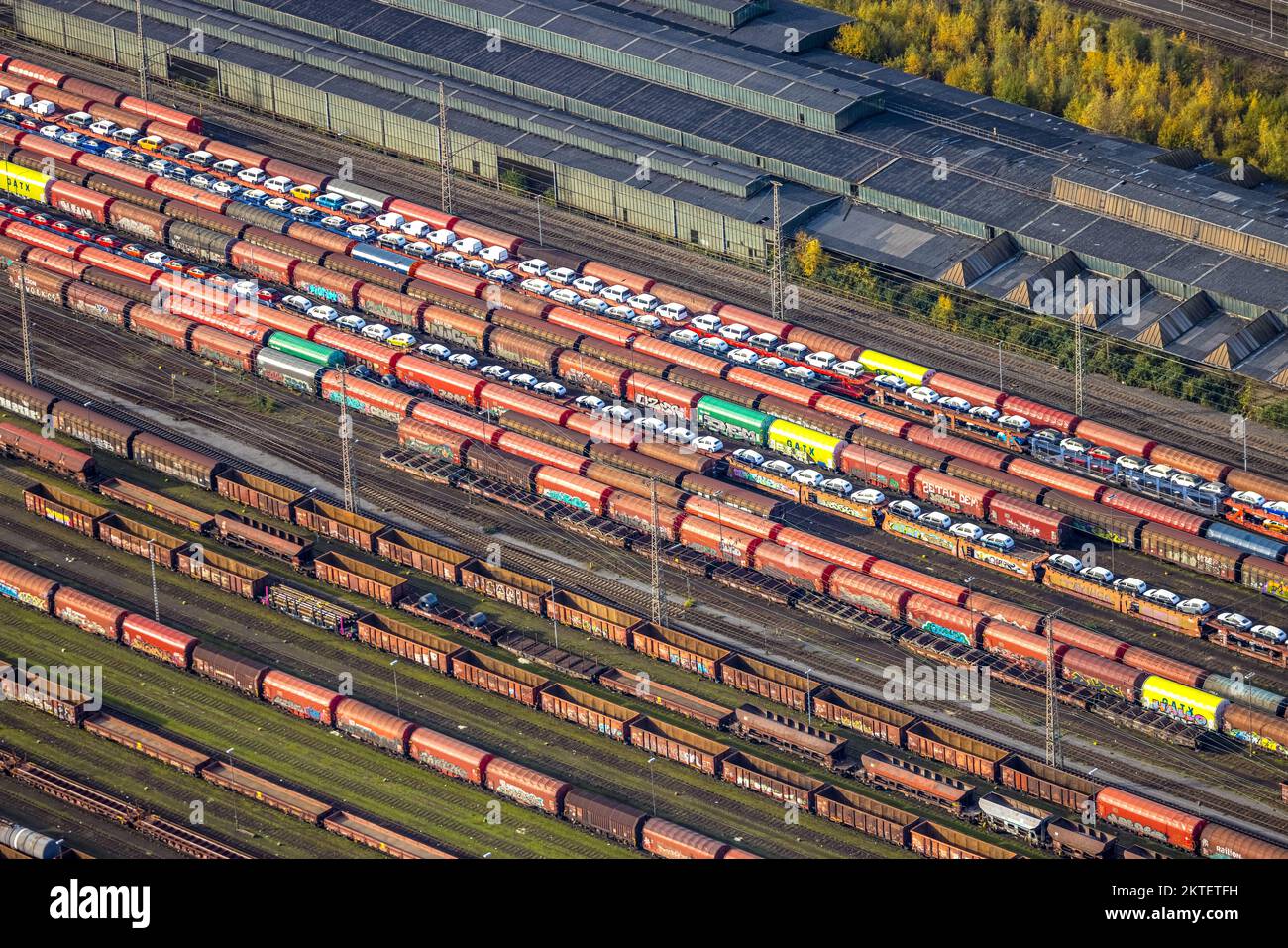 Vista aerea, carrofiche caricate con autovetture, alla stazione Herne Wanne-Eickel, forme e colori, Wanne, Herne, zona della Ruhr, Renania settentrionale-Vestfali Foto Stock