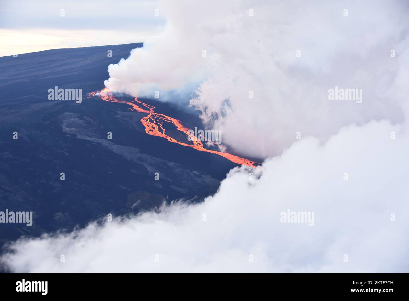 Mauna Loa, Stati Uniti d'America. 28 Novembre 2022. Le trecce di lava fluiscono verso il basso durante un'eruzione nella zona del Rift nord-orientale sulla cima della caldera del Mauna Loa presso il Parco Nazionale dei Vulcani delle Hawaii, il 28 novembre 2022 alle Hawaii. La nuova eruzione, che è la prima dal 1984 nel vulcano attivo più grande del mondo. Credit: Civil Air Patrol/USGS/Alamy Live News Foto Stock