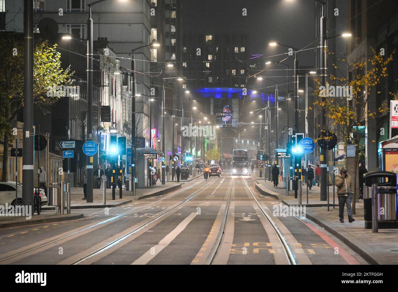 Broad Street, Birmingham, 29 novembre 2022 - l'animata Broad Street di Birmingham era praticamente vuota di traffico con solo poche persone che camminavano lungo la famigerata strada dei nightclub durante la partita Inghilterra vs Galles nella Coppa del mondo di martedì sera. Fig. Per credito: Interrompi stampa Media/Alamy Live News Foto Stock