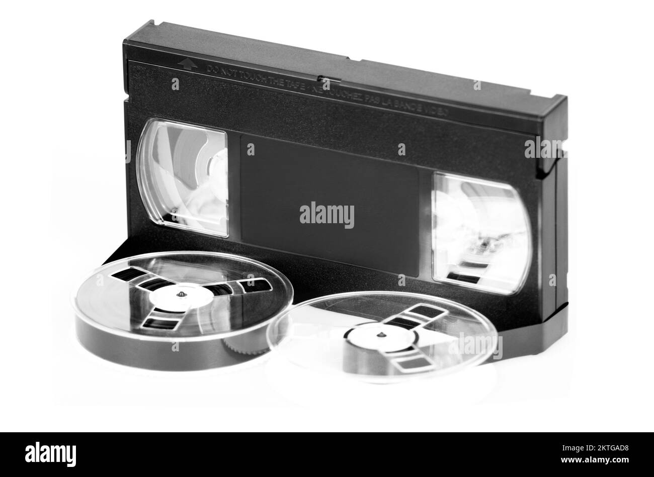 Nero su nastro VHS svolto isolati su sfondo bianco. Foto Stock