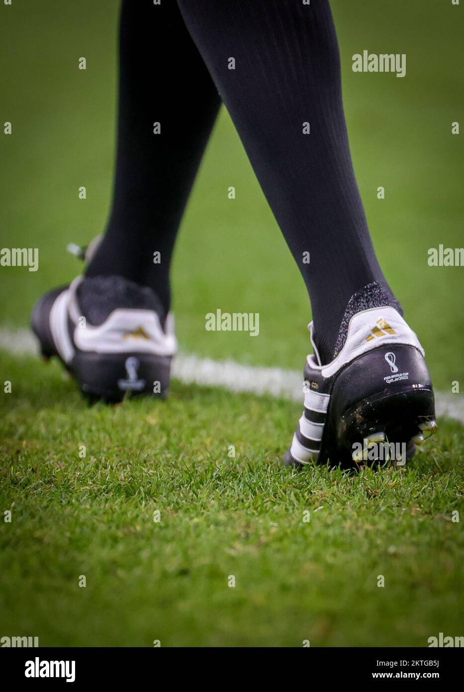 L'immagine mostra le scarpe dell'arbitro durante una partita di calcio tra  Iran e Stati Uniti, la terza e ultima partita del Gruppo B della Coppa del  mondo FIFA 2022 al Thumama Stadium,