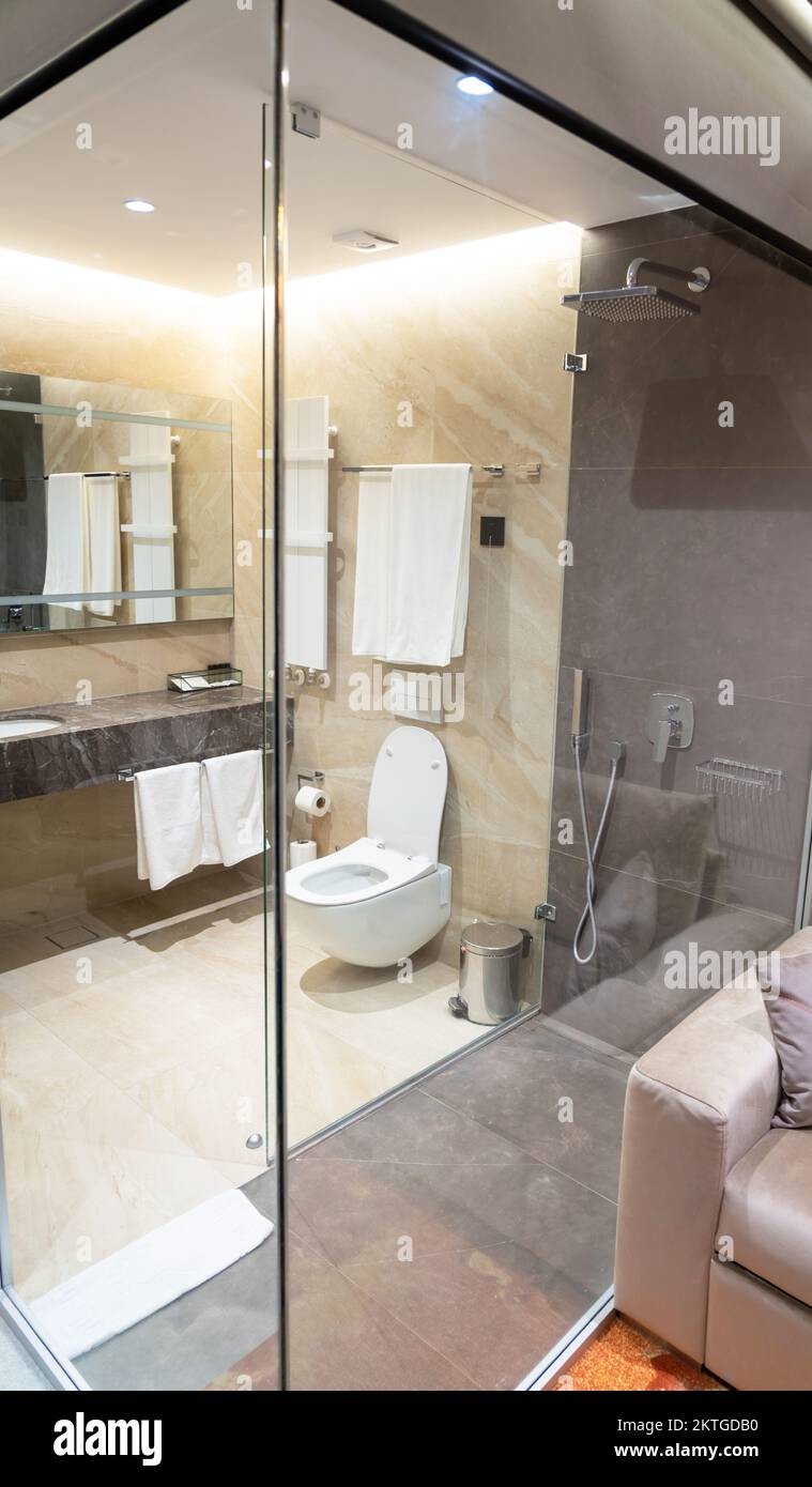 Bagno in vetro cubico con servizi igienici in un hotel di lusso Foto Stock