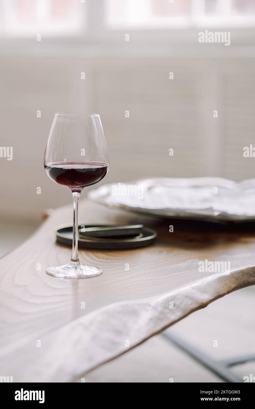 Bicchiere di vino rosso su fondo grigio sfocato. Foto di alta qualità Foto Stock