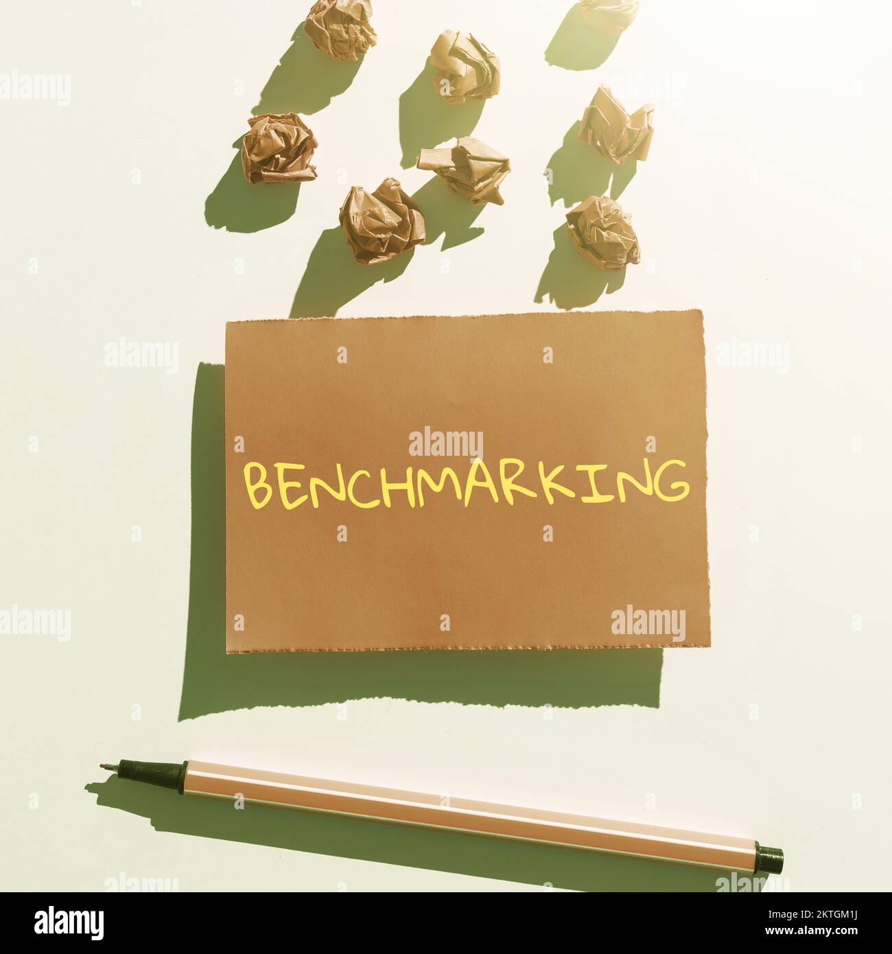 Scrittura visualizzazione del testo Benchmarking, Word scritto su valutare qualcosa in confronto con una strategia standard Foto Stock