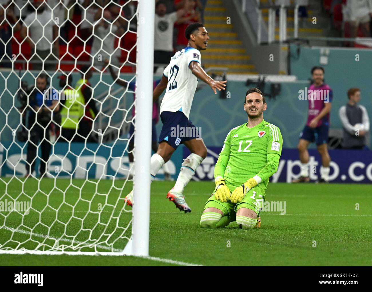 Al Rayyan, Qatar. 29th Nov 2022. Danny Ward (R), portiere del Galles, reagisce durante la partita di Gruppo B tra Galles e Inghilterra alla Coppa del mondo FIFA 2022 allo stadio Ahmad Bin Ali di al Rayyan, Qatar, 29 novembre 2022. Credit: Xiao Yijiu/Xinhua/Alamy Live News Foto Stock