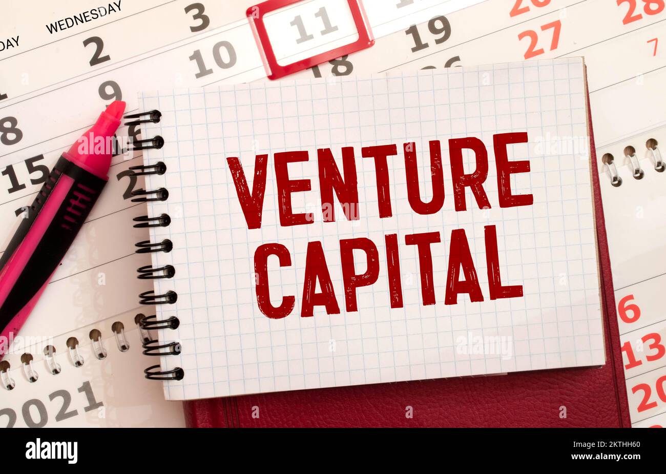 VC simbolo di abbraviazione del capitale di rischio. Concetto parole VC venture capital su nota bianca. Penna metallica. Bollette in dollari. Bellissimo sfondo bianco. Copia s. Foto Stock