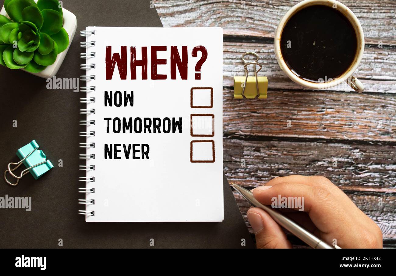Spuntare la casella di controllo di ora, prossima, successiva e domani. Scelte per spuntare con spazio di copia. Concetto di processo decisionale farlo ora e gestione del tempo. Foto Stock