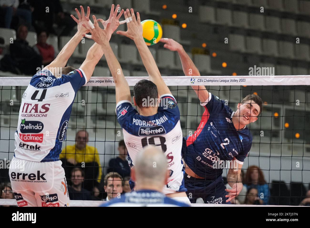 BLM Group Arena, Trento, Italia, 29 novembre 2022, Spike of Lukasz Kaczmarek - Grupo Azoty ZAKSA Kedzierzyn-Kozle durante la partita di pallavolo tra ITAS Trentino e Zaksa K?dzierzyn-Kozle - CEV Champions League Foto Stock