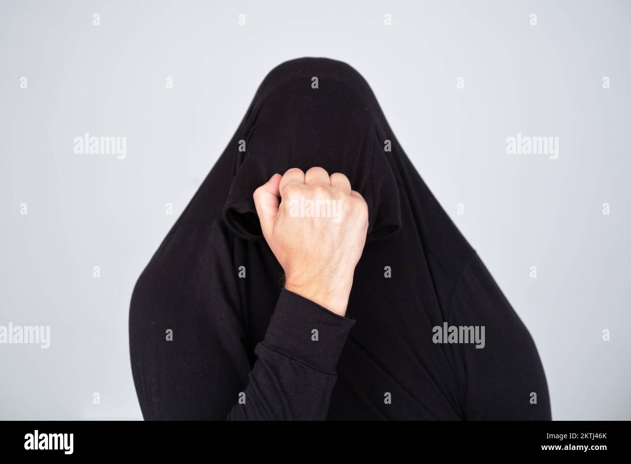 Silhouette maschile che si infrange attraverso il tessuto. Lotta e concetto di demone interiore. Foto Stock Silhouette maschile che si infrange attraverso il tessuto. Lotta e concetto di demone interiore. Foto Stock