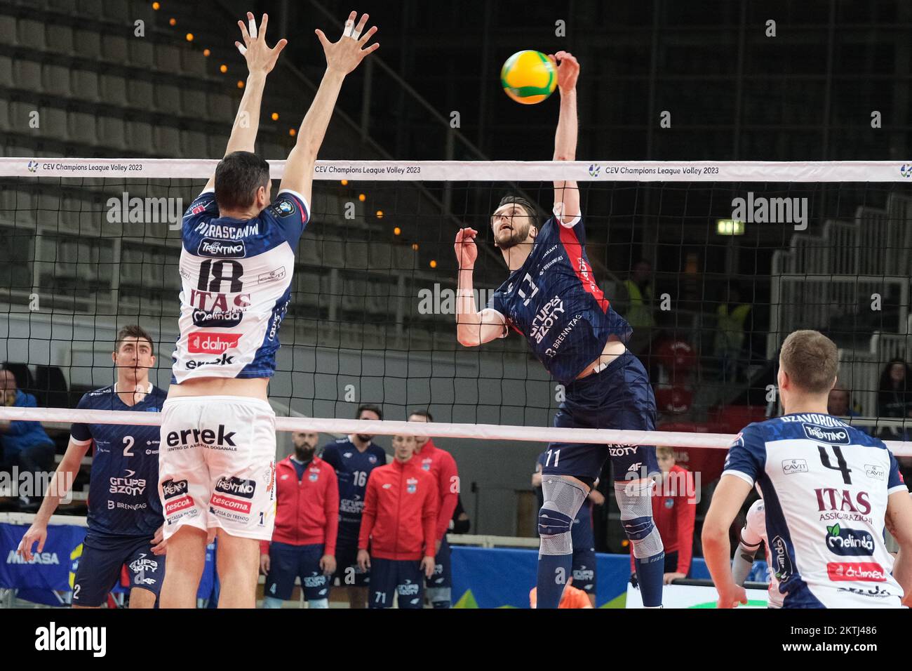 Trento, Italia. 29th Nov 2022. Pipe di Lukasz Kaczmarek - Grupa Azoty ZAKSA Kedzierzyn-Kozle durante ITAS Trentino vs Zaksa K?dzierzyn-Kozle, CEV Champions League partita di pallavolo a Trento, Italia, Novembre 29 2022 Credit: Independent Photo Agency/Alamy Live News Foto Stock