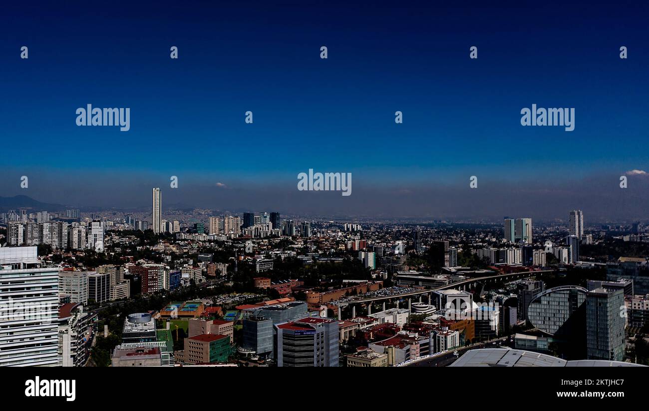 Coperte di foschia inquinanti Città del Messico in questa vista dalla zona di Santa Fe con spazio di copia Foto Stock