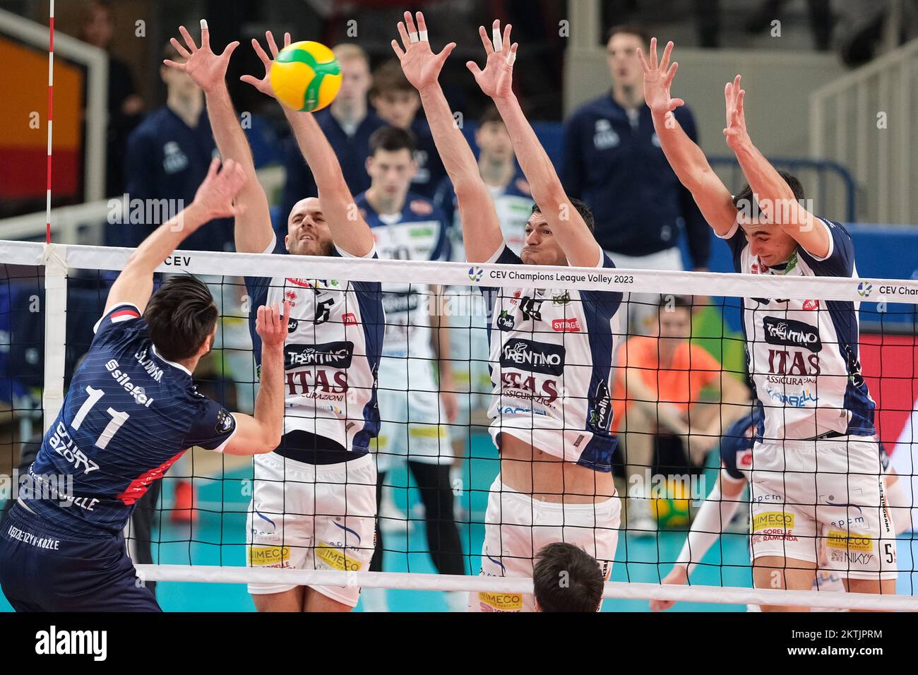 Trento , Italia. 29/11/2022, CEV Men Volley Champions League - Pool D - ITAS Trentino VS Grupo Azoty ZAKSA. 29th novembre 2022, BLM Group Arena, Trento, Italia. Foto Stock