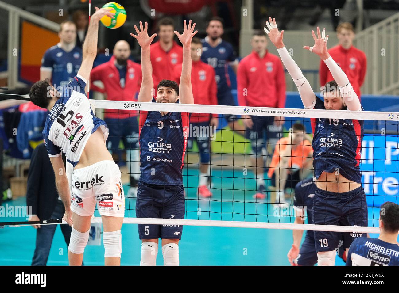 Trento , Italia. 29/11/2022, CEV Men Volley Champions League - Pool D - ITAS Trentino VS Grupo Azoty ZAKSA. 29th novembre 2022, BLM Group Arena, Trento, Italia. Foto Stock