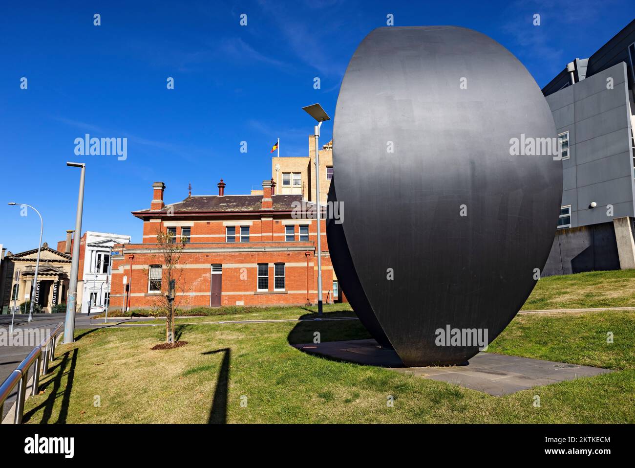 Ballarat Australia / The Grand Arch Sculpture dell'artista Inge King.Ballarat's Federation University, Camp Street Campus. Visto qui è il mattone rosso o Foto Stock