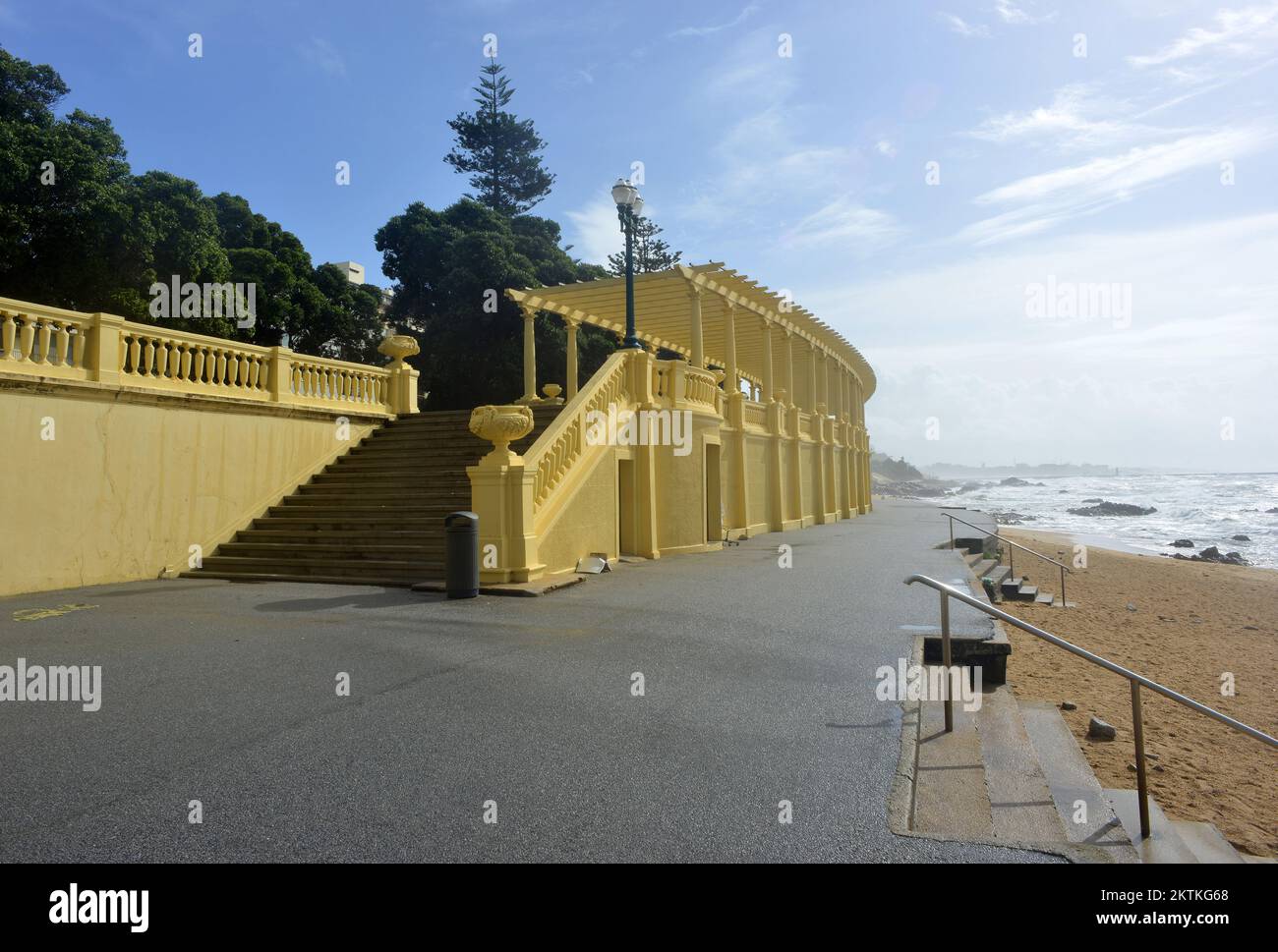 Spiaggia e passeggiata Pergola nella zona di Porto Foto Stock