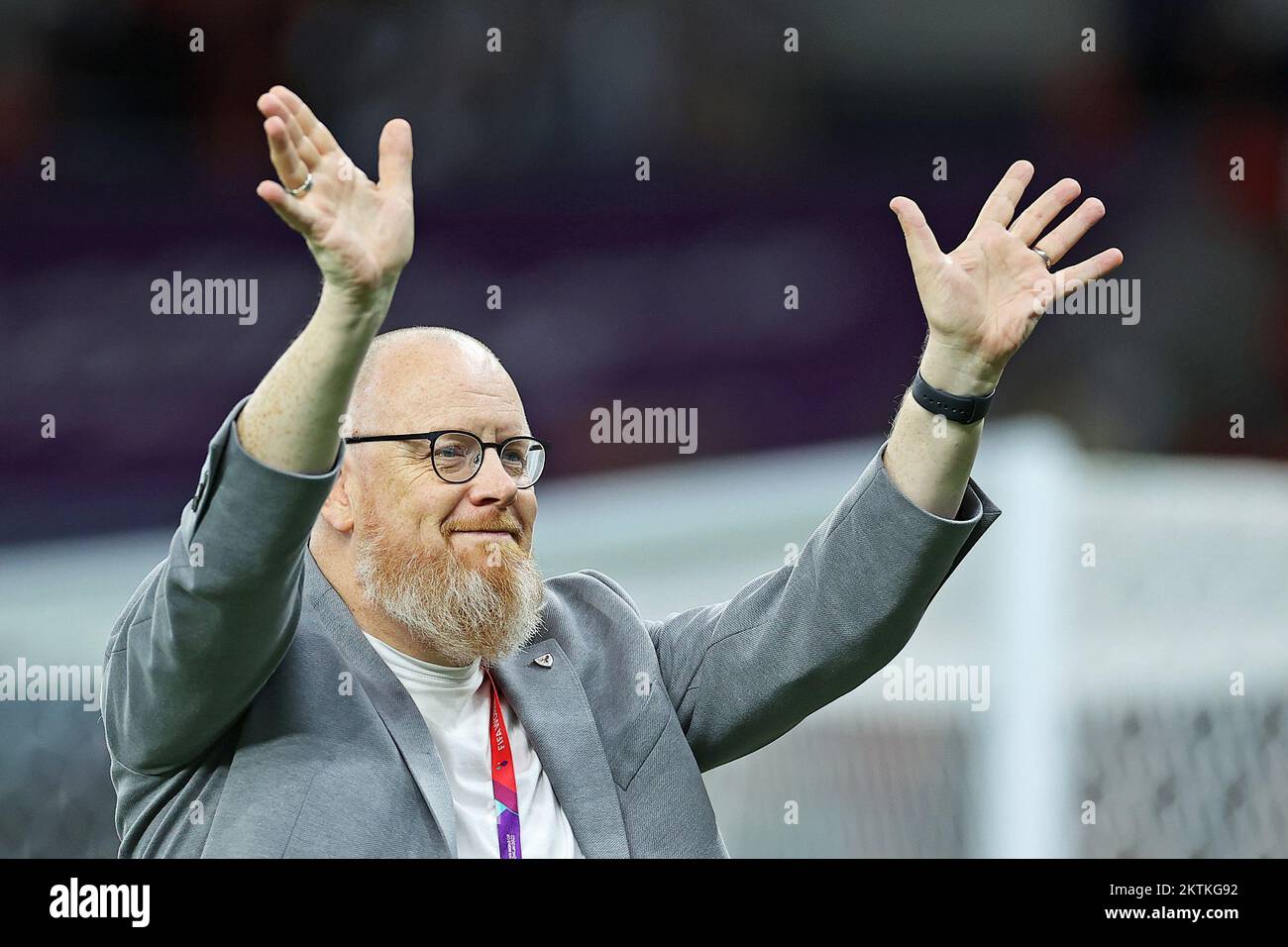 29th novembre 2022; Ahmed bin Ali Stadium, al Rayyan, Qatar; FIFA World Cup Football, Galles contro Inghilterra; Mark Evans of Wales, applaude i tifosi Foto Stock