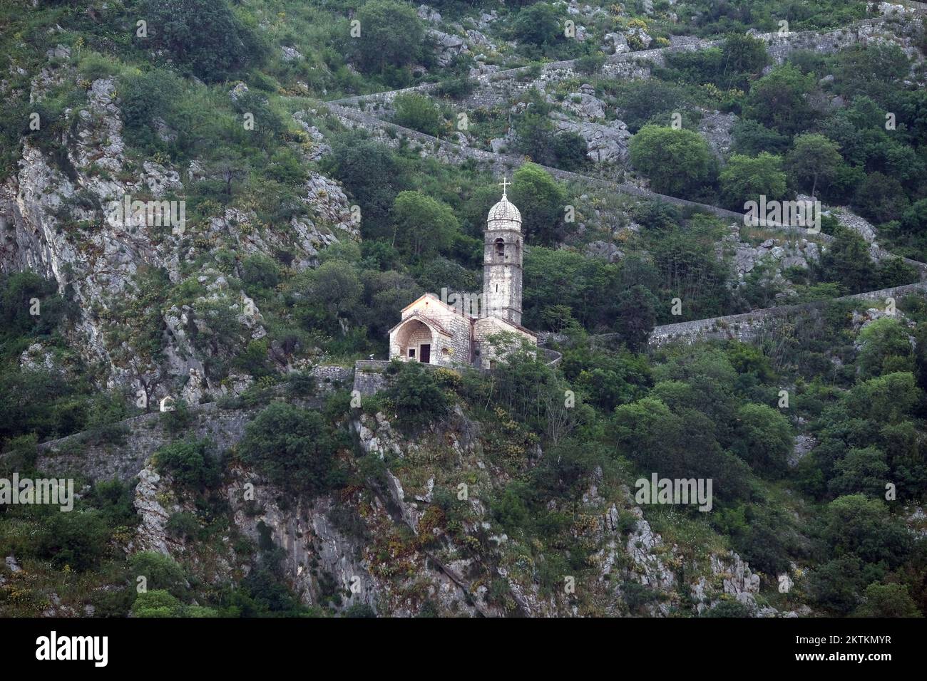 Chiesa lungo le mura fortificate che conducono dalla città di Cattaro in Montenegro Foto Stock