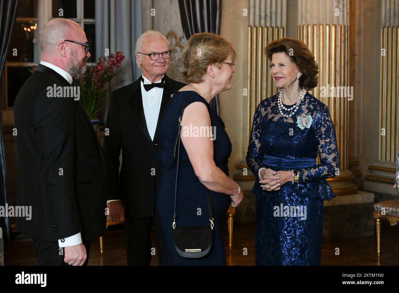 Il re Carlo XVI Gustaf e la regina Silvia di Svezia accolgono i membri del Parlamento svedese durante una cena al Palazzo reale di Stoccolma, in Svezia Foto Stock