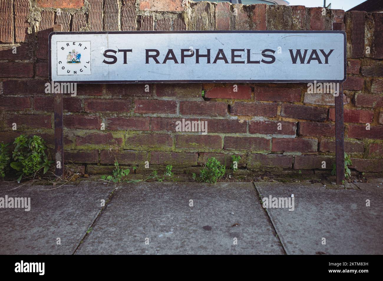 Cartello "St Raphael's Way" London Street nella zona nord-occidentale di Londra (codice postale NW10). Foto Stock