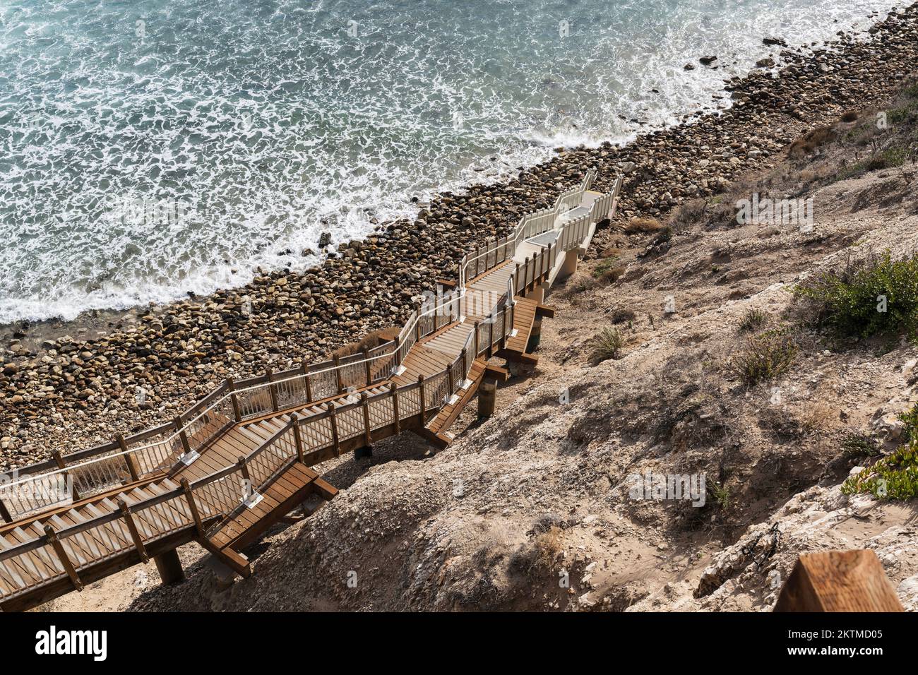 La scalinata recentemente migliorata conduce alla remota spiaggia di Dume Cove a Malibu, California. Foto Stock