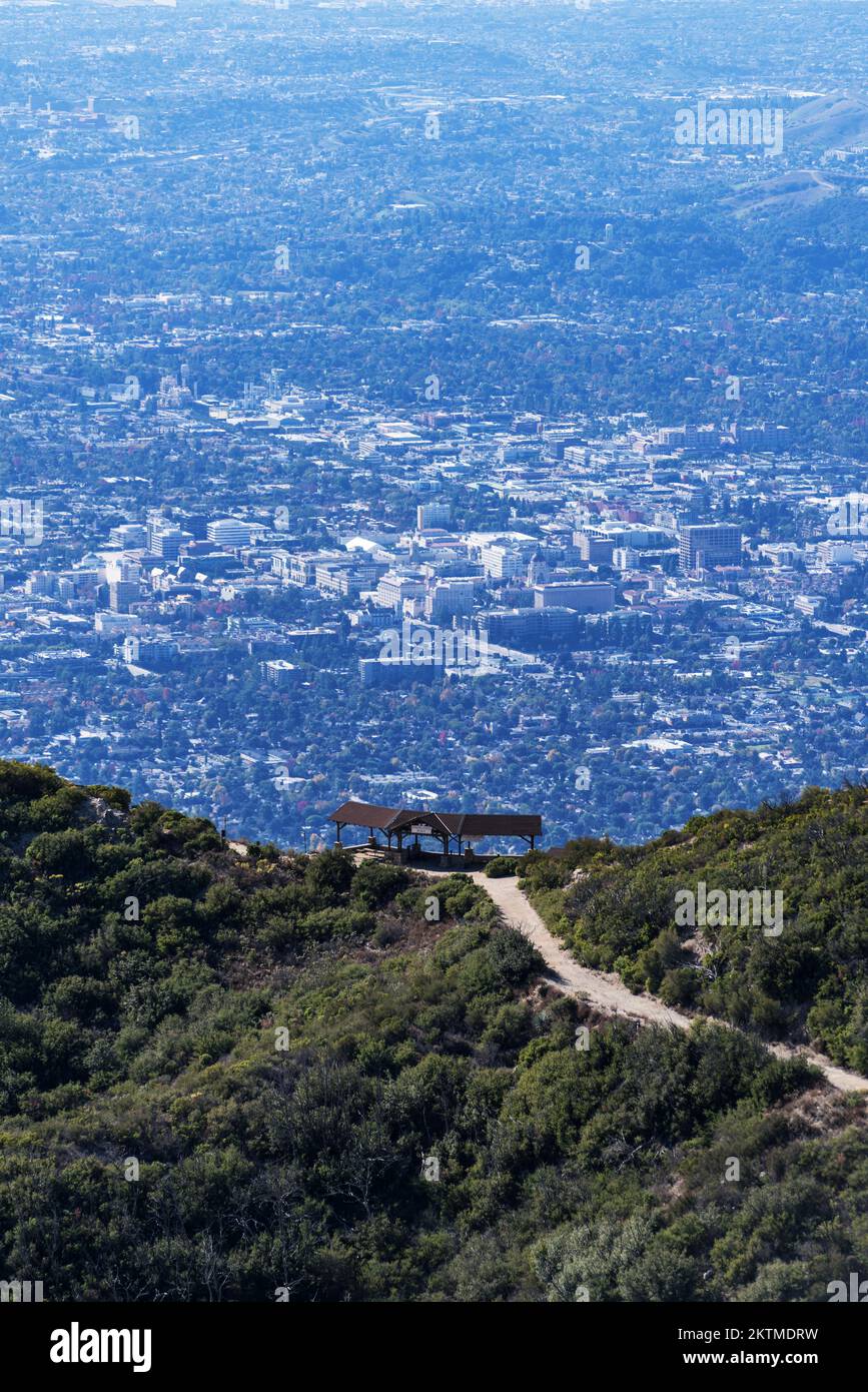 Vista verticale dello storico punto panoramico di Inspiration Point sopra il centro di Pasadena, nella foresta nazionale di Angeles e nell'area delle Montagne San Gabriel di Los A. Foto Stock