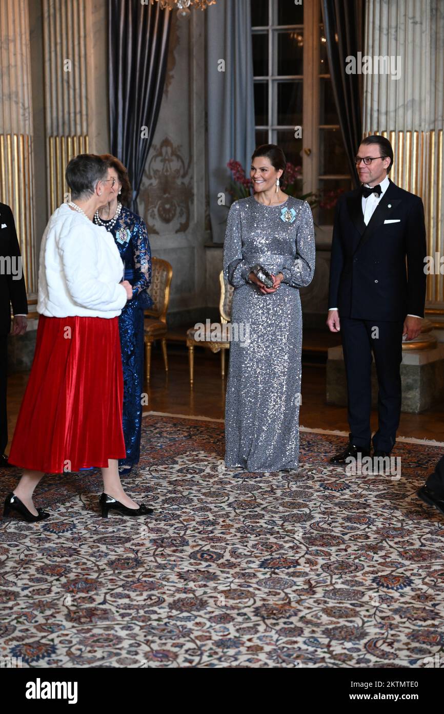La regina Silvia, la principessa ereditaria Victoria e il principe Daniele di Svezia accolgono i membri del Parlamento svedese durante una cena al Palazzo reale di St Foto Stock