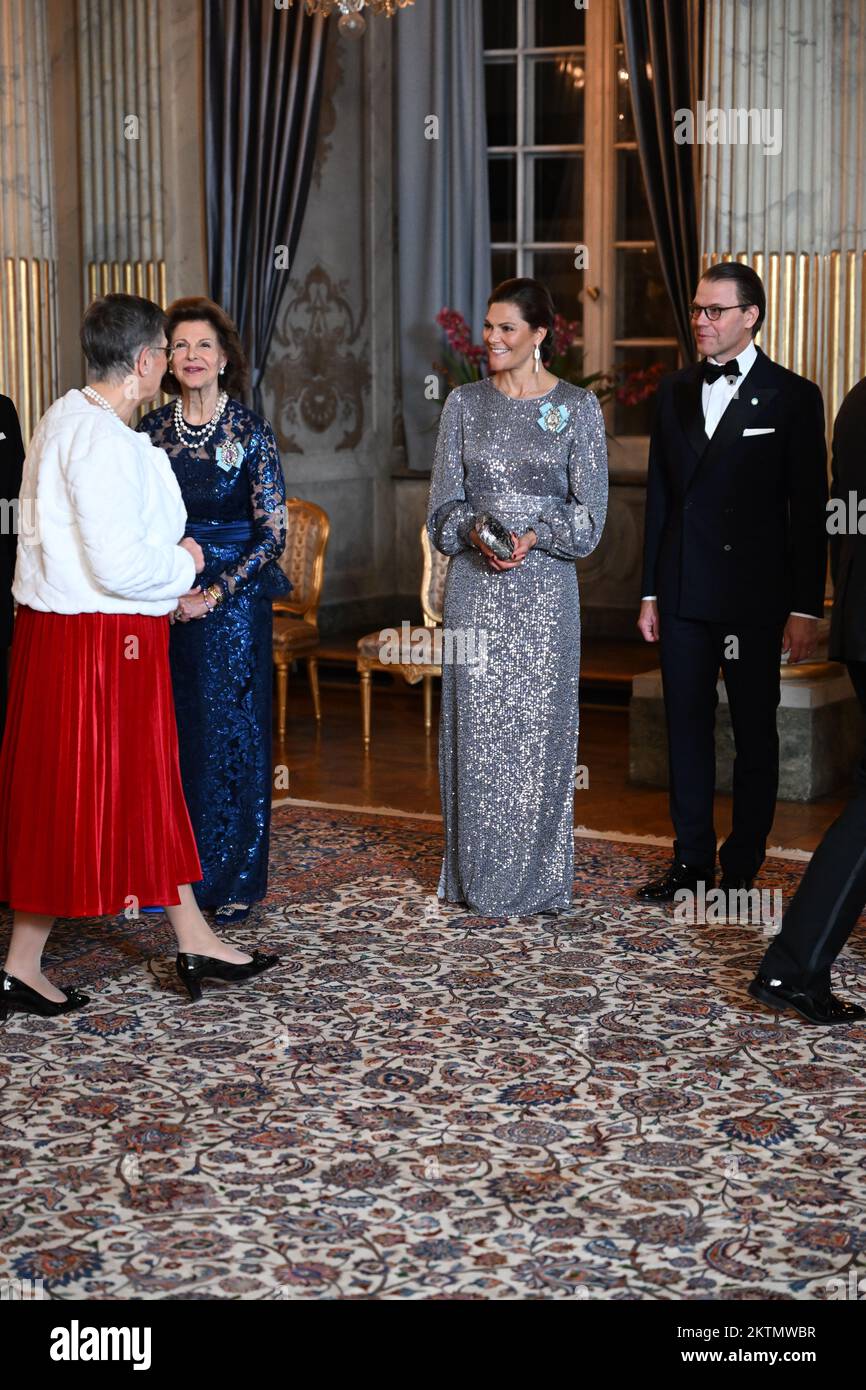 La regina Silvia, la principessa ereditaria Victoria e il principe Daniele di Svezia accolgono i membri del Parlamento svedese durante una cena al Palazzo reale di St Foto Stock