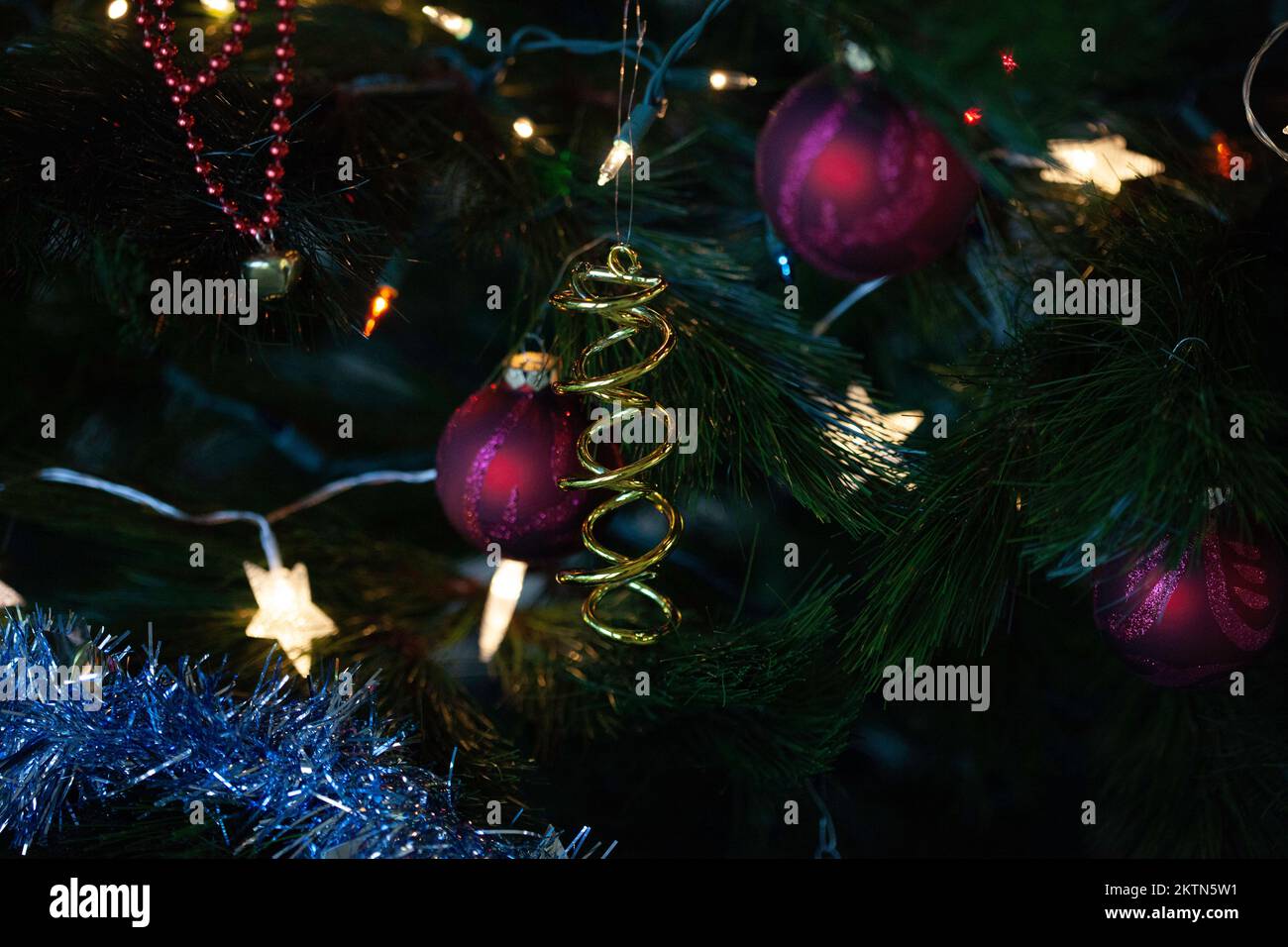 Un albero di Natale ornamenti e decorazioni sfondo ha luci colorate, tinsel, e bulbi Foto Stock