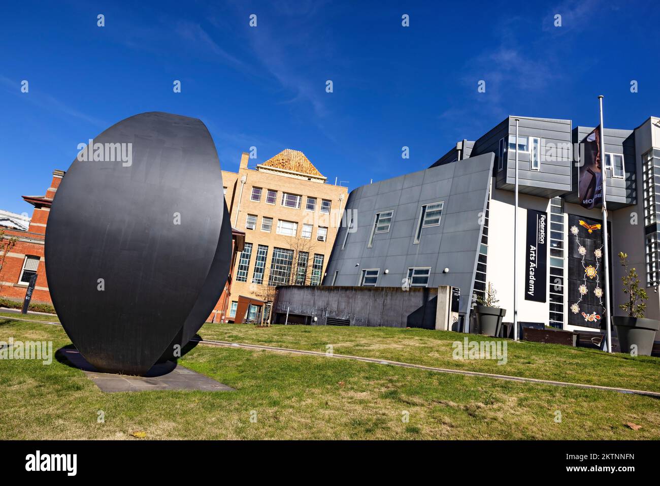 Ballarat Australia / The Grand Arch Sculpture dell'artista Inge King.Ballarat's Federation University, Camp Street Campus. Visto qui è il nuovo Bu Nord Foto Stock