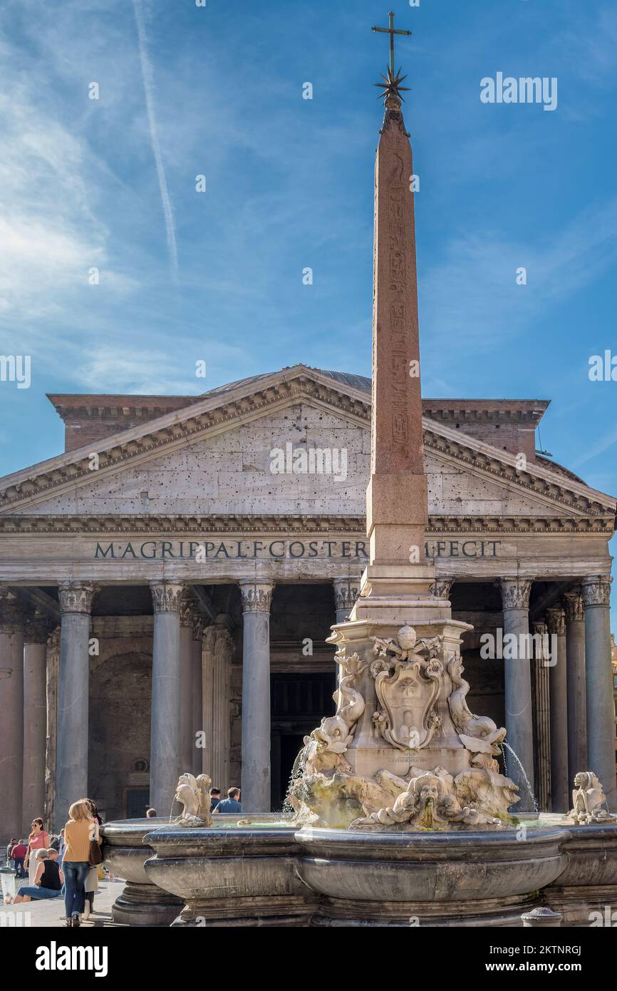 Pantheon e Fontana del Pantheon nel centro di Roma Foto Stock