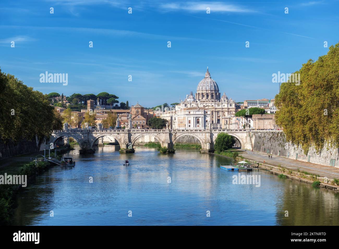 Il paesaggio di Roma e la Basilica di San Pietro in Vaticano nelle giornate di sole, Roma Italia. Foto Stock