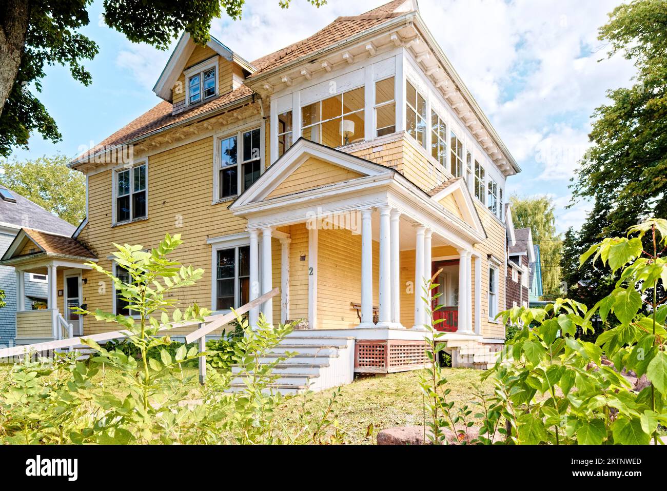 Vecchia residenza gialla a Charlottetown Foto Stock