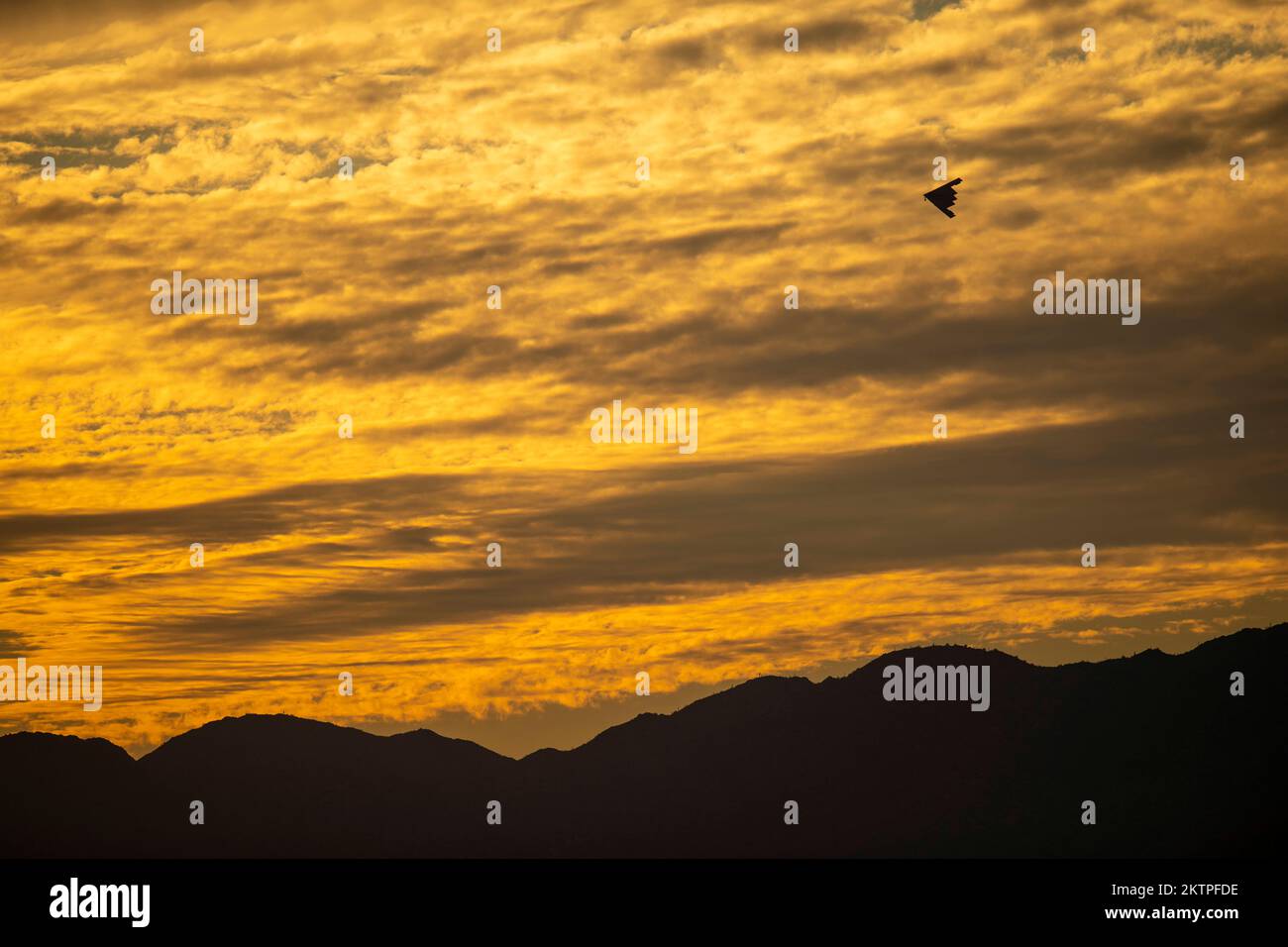 Luke Air Force base, Arizona, Stati Uniti. 15th Nov 2022. NEGLI STATI UNITI Air Force B-2 Spirit Bomber assegnato alla 509th Bomb Wing, Whiteman Air Force base, Missouri, circoli intorno alla Luke Air Force base, Arizona, novembre. 15, 2022. I bombardieri hanno partecipato ad un esercizio di addestramento fuori stazione con beni multi-nazione assegnati a Luke AFB per la prima volta. Credito: USA Air Force/ZUMA Press Wire Service/ZUMAPRESS.com/Alamy Live News Foto Stock