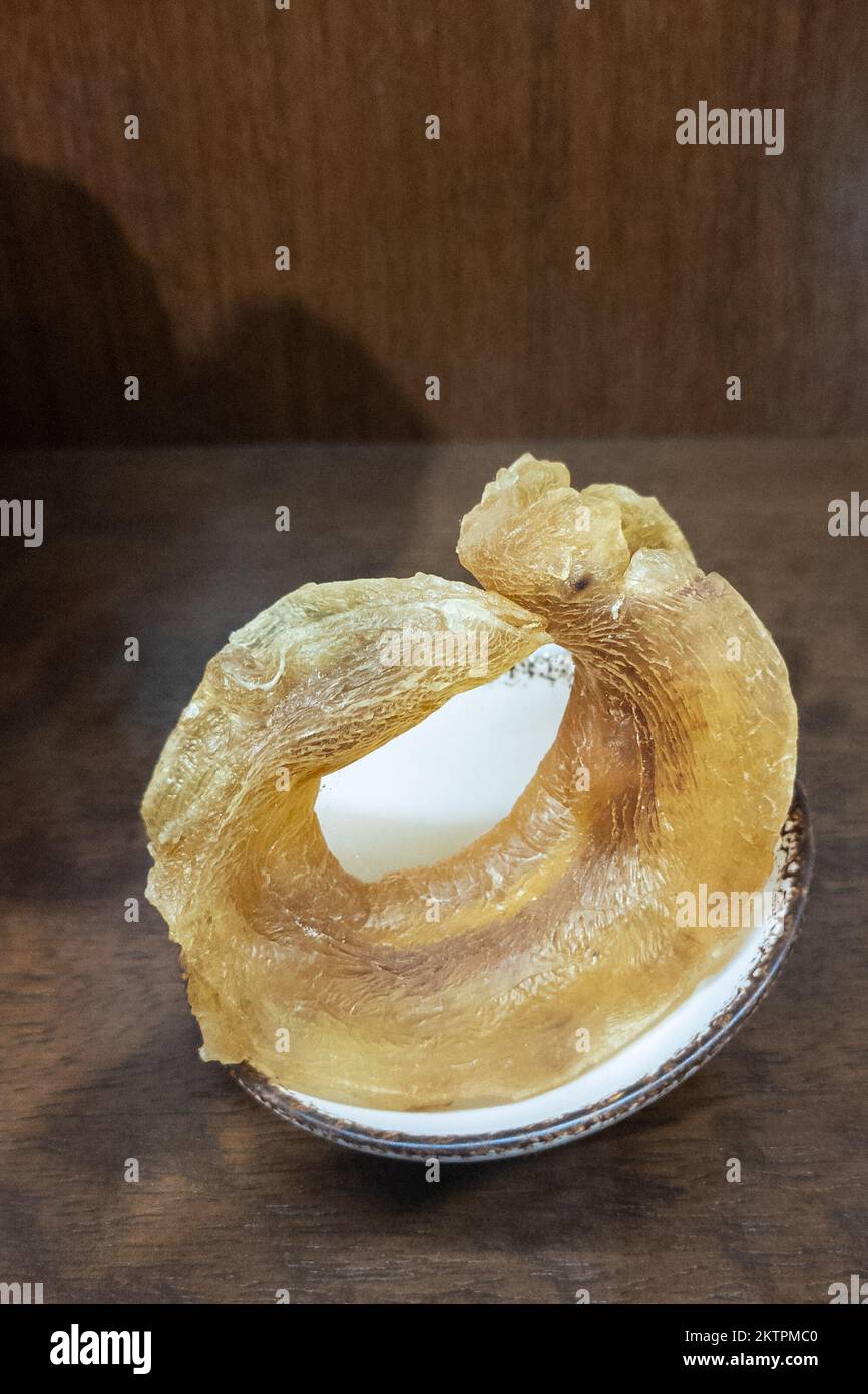 Maw di pesce di qualità superiore creduto per essere ricco in collagene e ingrediente pregiato nella cucina cinese Foto Stock