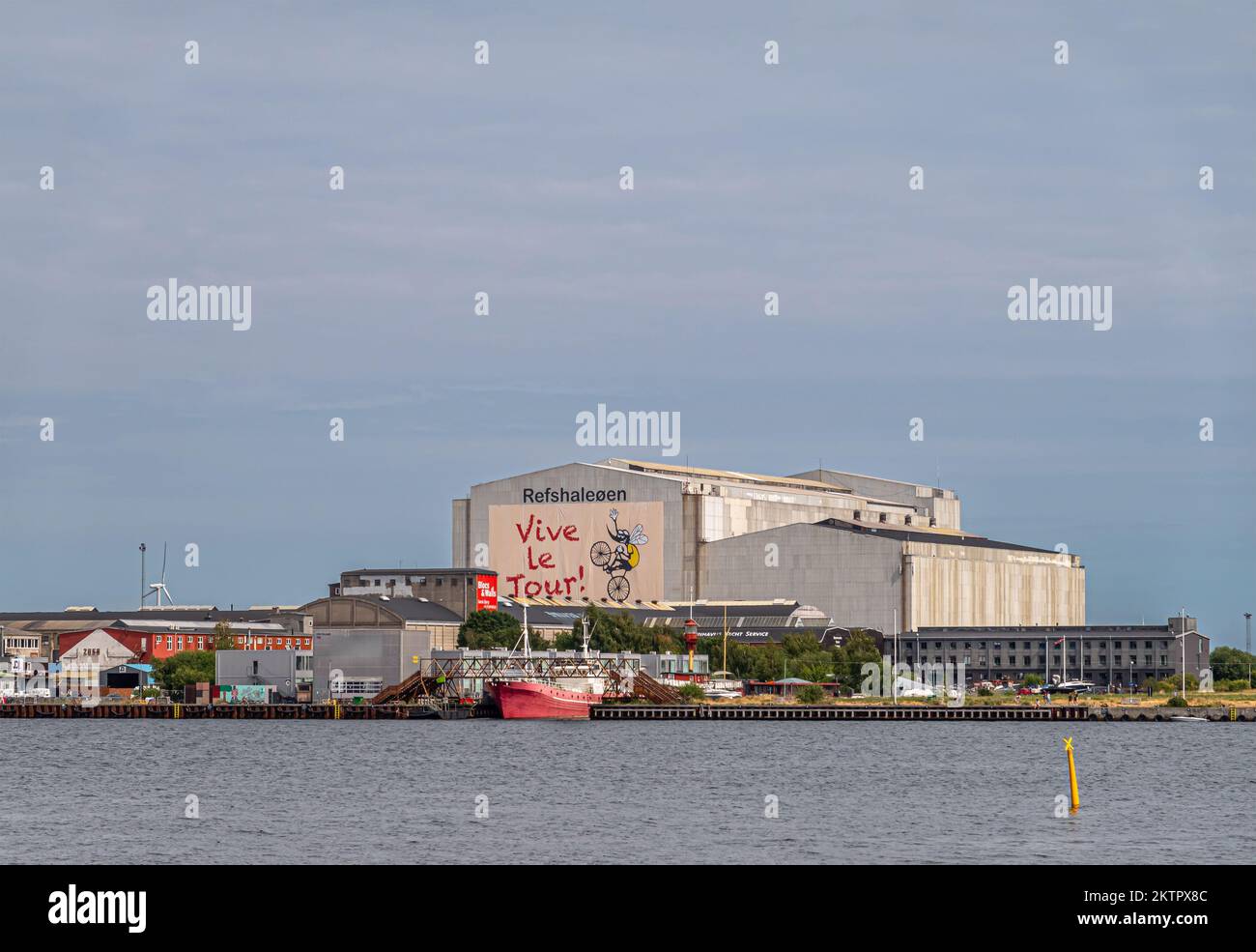 Copenaghen, Danimarca - 24 luglio 2022: Grande e alto ex-stabilimento, ora spazio di sport e avventura Refshaleøen sul lato est del porto sotto la luce blu Foto Stock