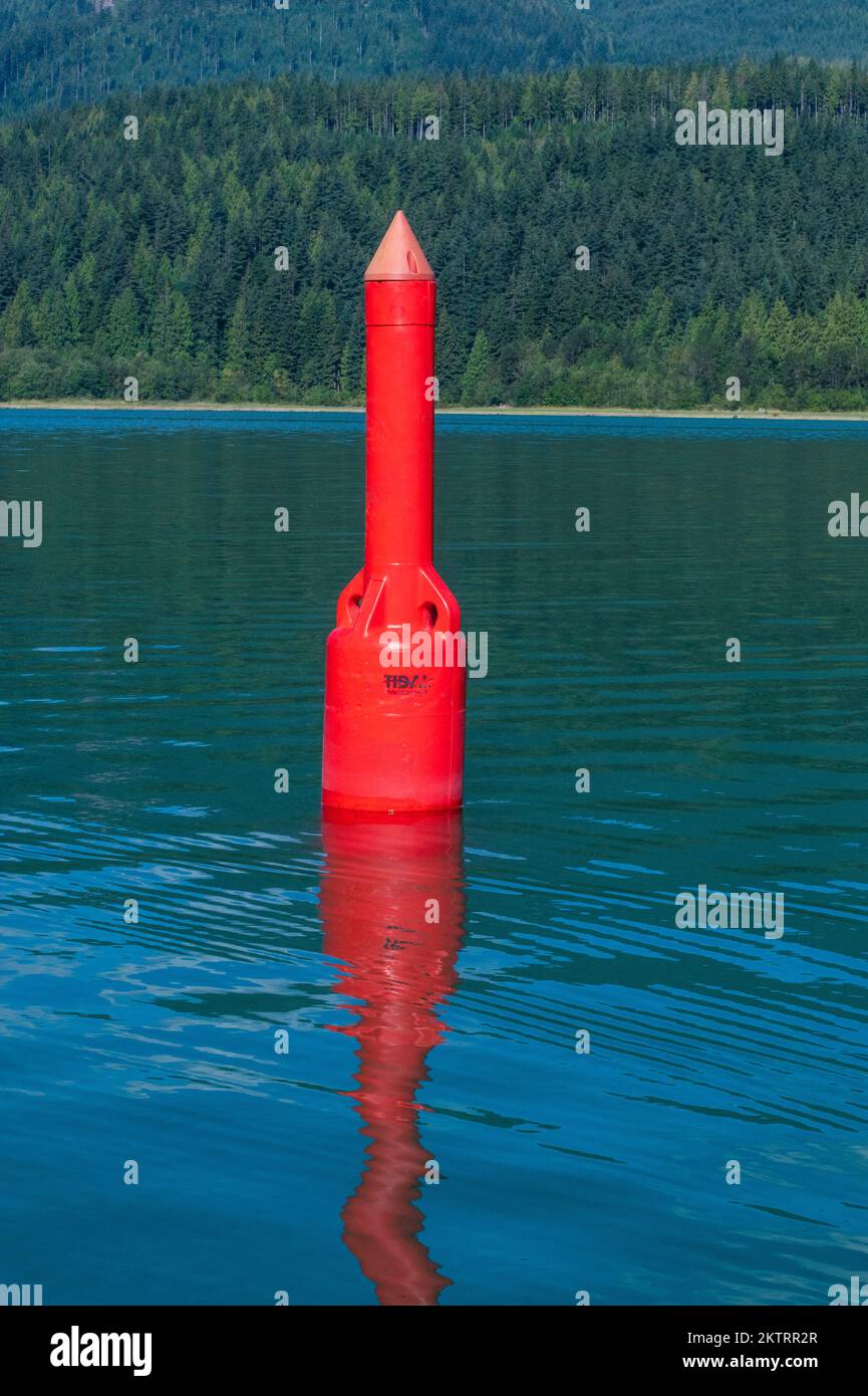 Boa rossa di navigazione sul lago Stave a Mission, British Columbia, Canada Foto Stock