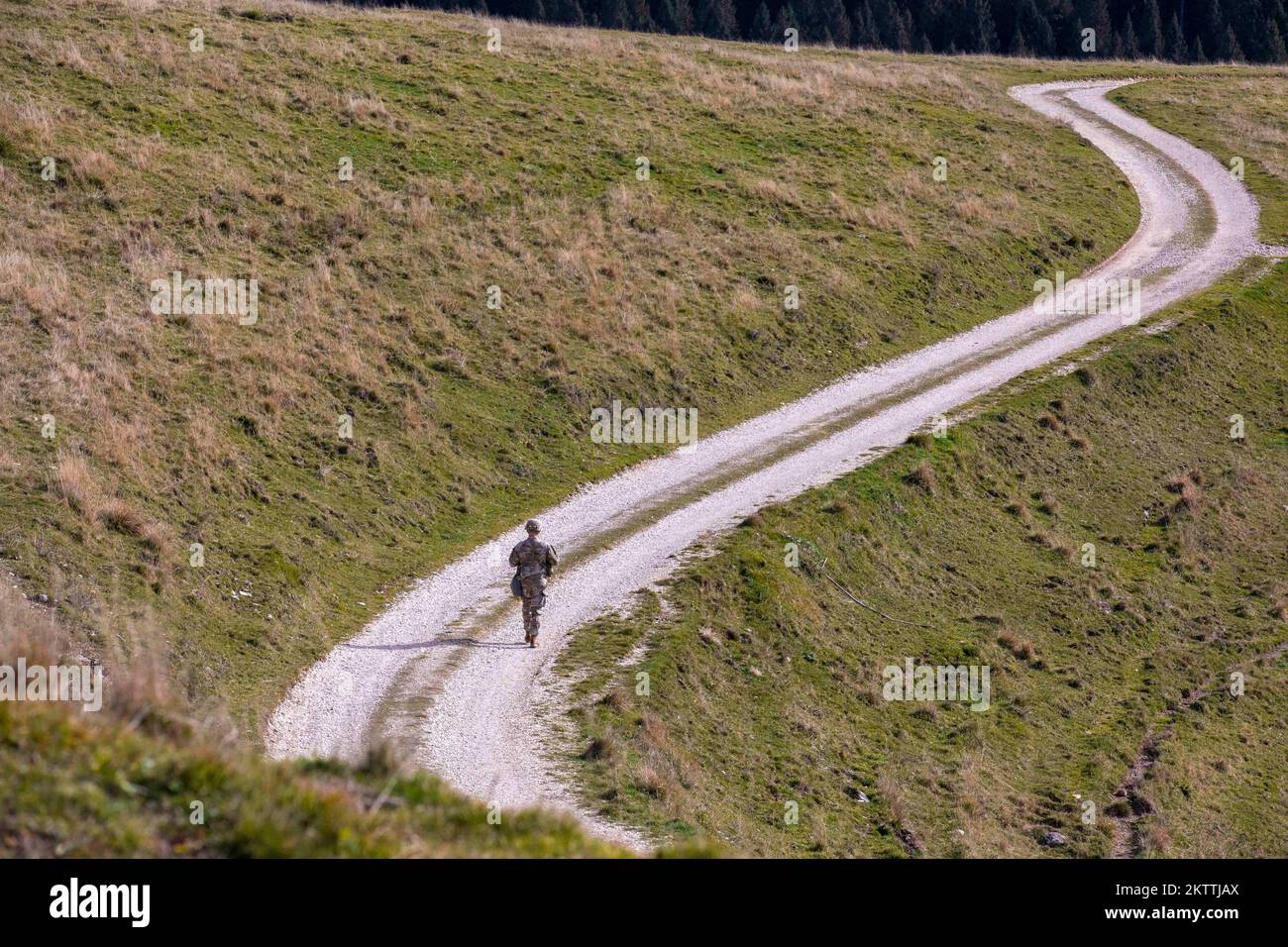 Italia. 31st Ott 2022. 1st Lt. Liam McNeil, assegnato agli Stati Uniti La Task Force dell'esercito dell'Europa meridionale, Africa (SETAF-AF), si dirige verso il suo prossimo punto sul corso di navigazione terrestre diurno durante la formazione Expert Soldier Badge (ESB) ad Asiago, Italia, 31 ottobre 2022. L'ESB è un badge di abilità speciali dell'esercito degli Stati Uniti che viene assegnato al personale militare dell'Organizzazione del Trattato del Nord Atlantico e degli Stati Uniti che completa con successo una serie di test di qualificazione che includono sia compiti scritti che di performance. Credito: USA Army/ZUMA Press Wire Service/ZUMAPRESS.com/Alamy Notizie dal vivo Foto Stock