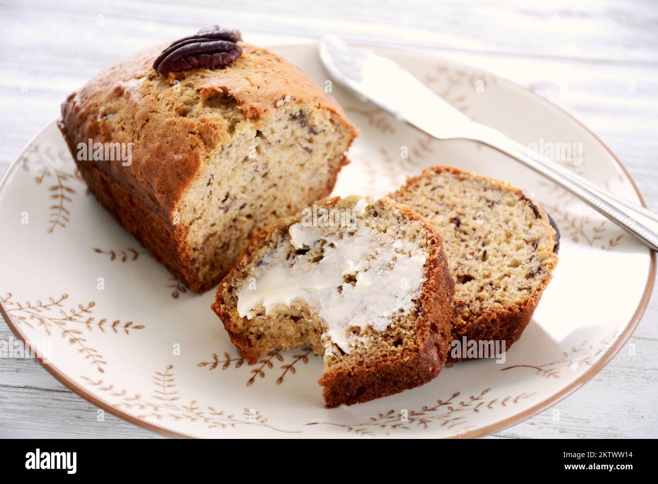 Mini fette di pane di banana con burro e bocconcini su un piatto grazioso. Formato orizzontale. Cibo di comfort. Foto Stock