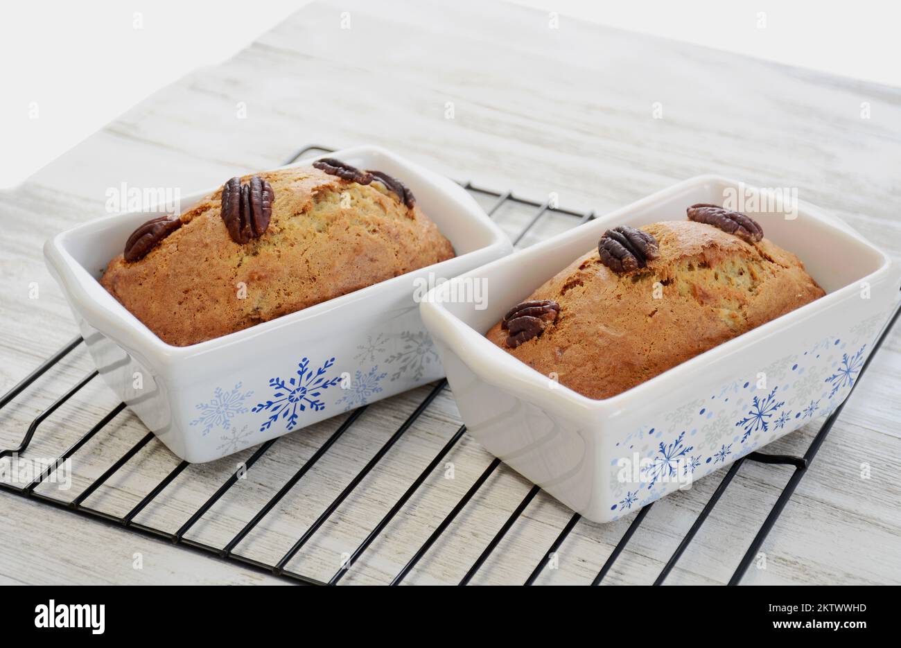 Mini focacce di banana appena sfornate con noci pecan raffreddate su rack in formato orizzontale. Foto Stock