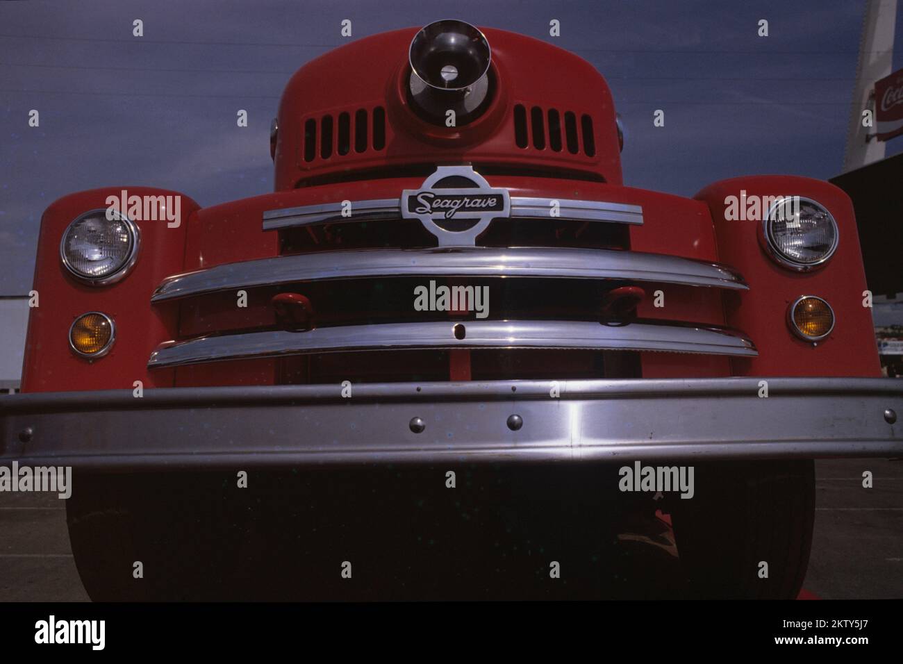 Camion dei vigili del fuoco parcheggiato, vigili del fuoco di Huntington Beach, Hollywood, Los Angeles, California, Stati Uniti, camion dei pompieri vintage Foto Stock