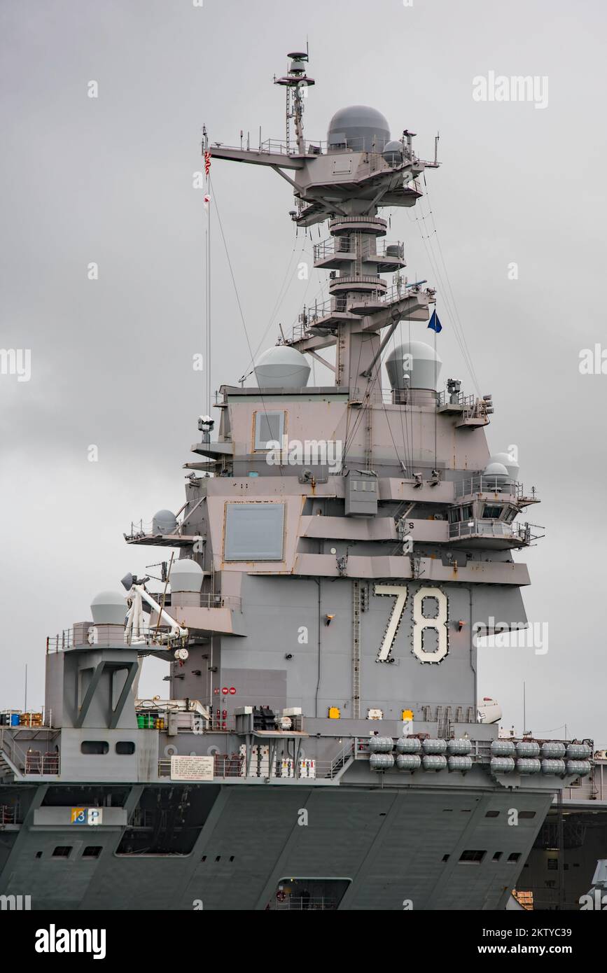 La portaerei US Navy USS Gerald R Ford (CVN 78) ad Anchor nel Solent, Regno Unito, il 16th novembre 2022. Foto Stock