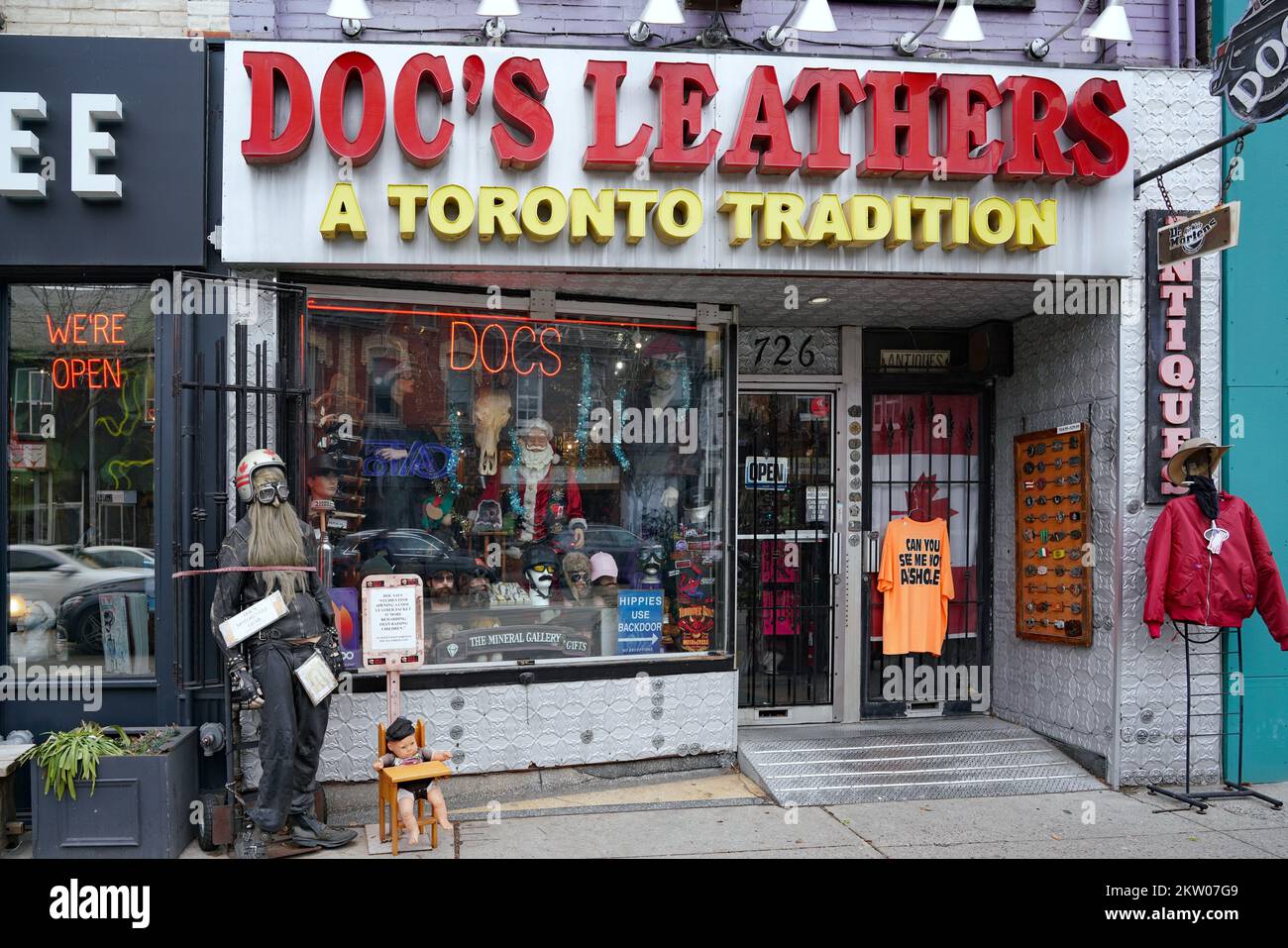 Toronto, Canada - Novembre 2022: Un negozio di articoli in pelle utilizza l'umorismo come tecnica di marketing per attirare i clienti Foto Stock