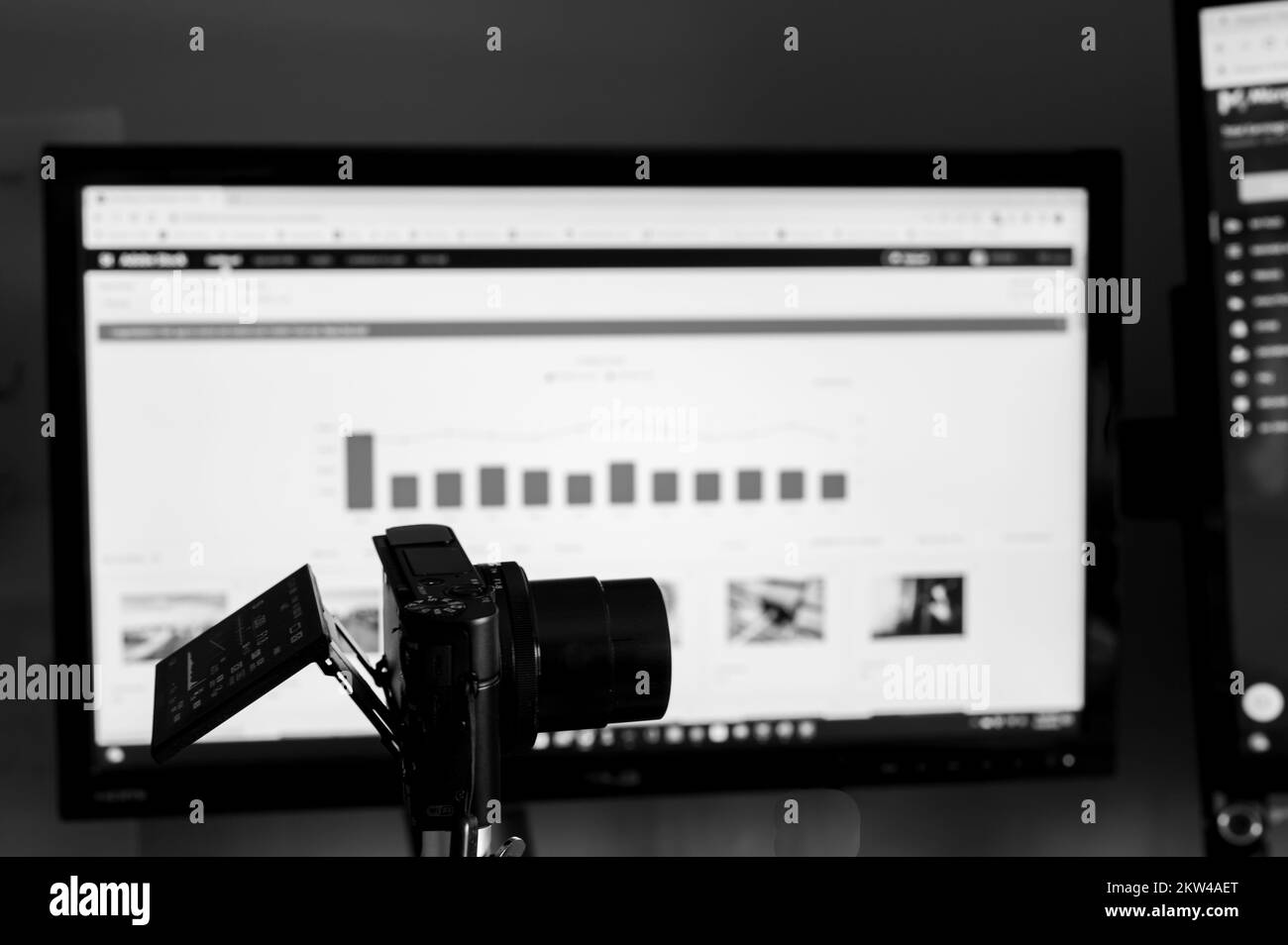 Tiffin, Iowa, USA - 11,2022 - Foto di uno schermo di computer con la pagina Adobe Stock caricata per i collaboratori. Foto Stock