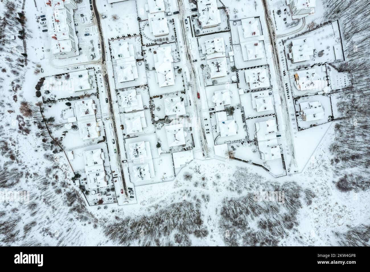 vista dall'alto del quartiere suburbano dopo una forte nevicata. foto drone dall'alto. Foto Stock