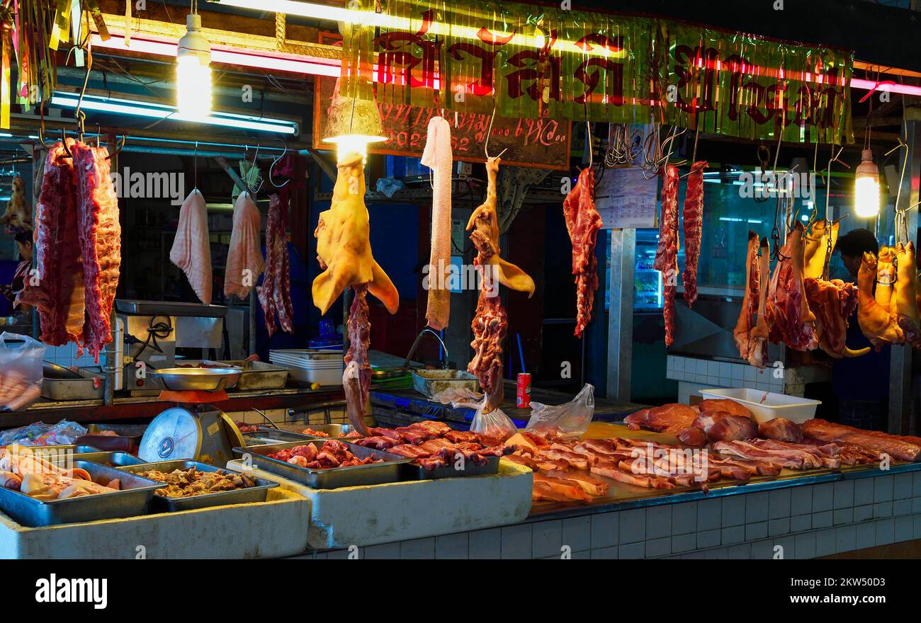Tipica bancarella di carne al mercato fresco di Banzaan, Patong Beach, Phuket, Thailandia, Asia Foto Stock