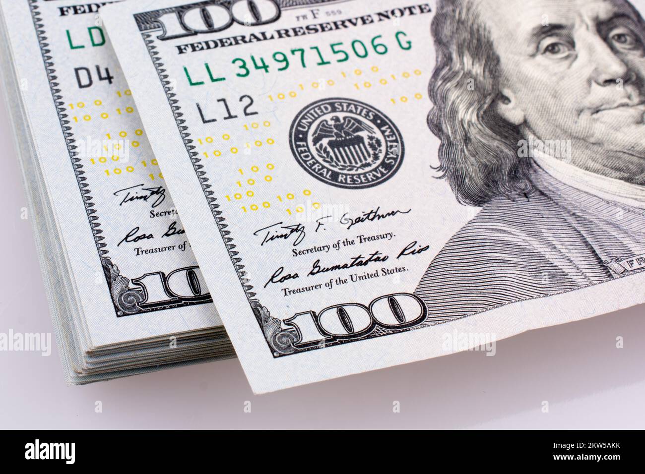 Banconote americane da 100 dollari di carta su sfondo bianco Foto Stock