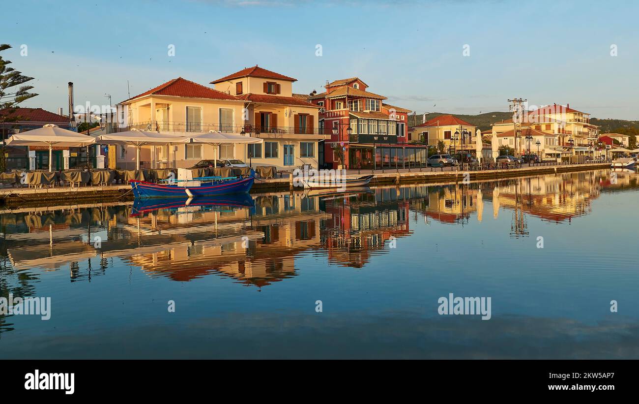 Luce del mattino, case sul lungomare, riflessi in acqua, barca, Lefkada città, capitale dell'isola, Lefkada isola, Lefkas, Ionian isole, Foto Stock