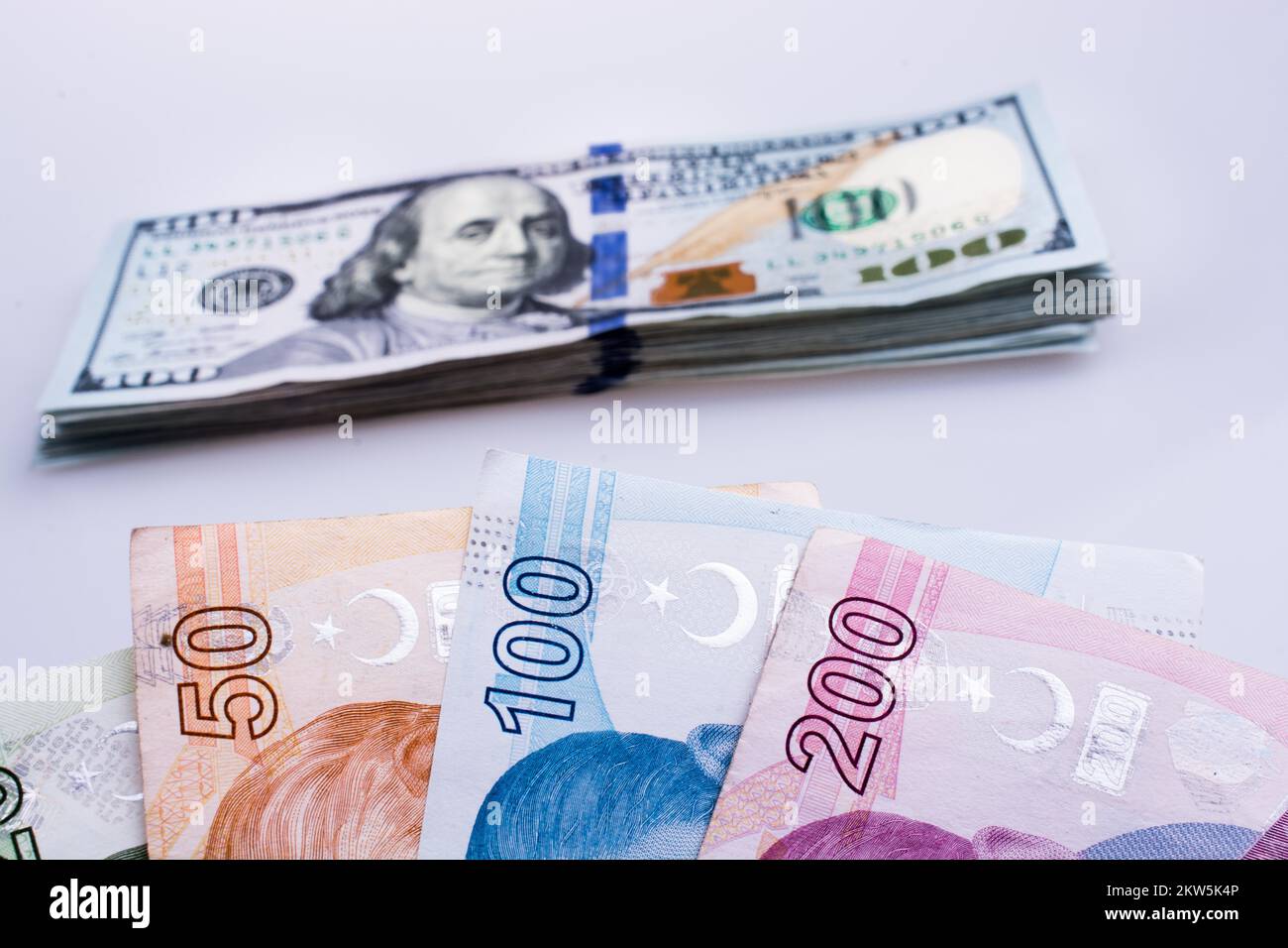 Dollaro americano di banconote e Lira Turksh banconote affiancati su sfondo bianco Foto Stock
