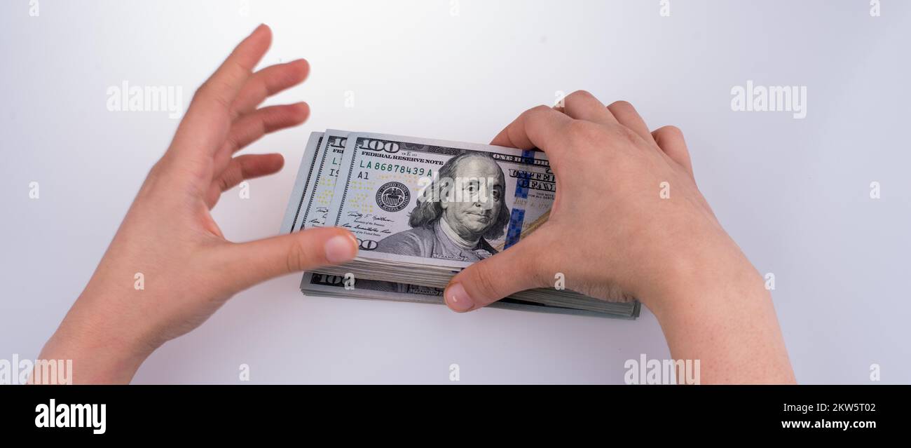 Mano umana tenendo dollaro americano Bill come denaro isolato su bianco Foto Stock
