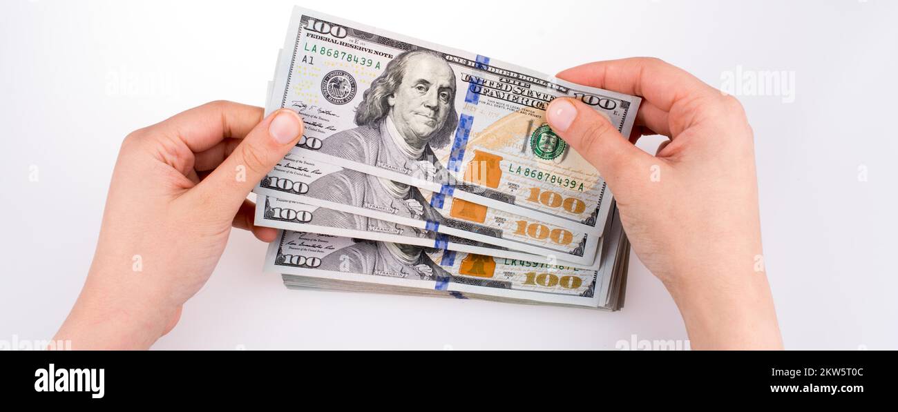 Mano umana tenendo dollaro americano Bill come denaro isolato su bianco Foto Stock